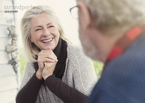 Lächelnde Seniorin im Gespräch mit dem Mann