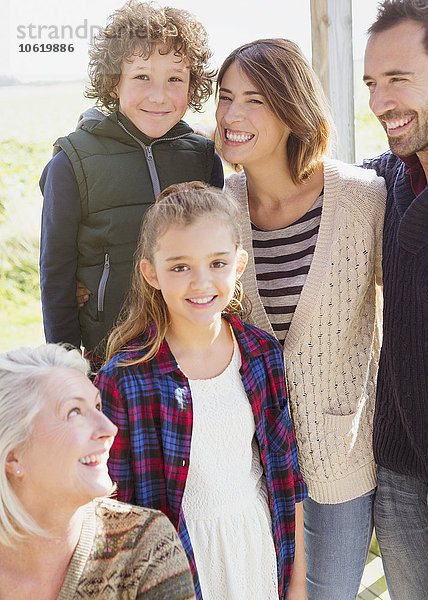 Portrait lächelnde Mehrgenerationen-Familie auf der Veranda