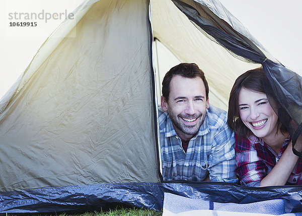 Portrait lächelndes Paar im Zelt