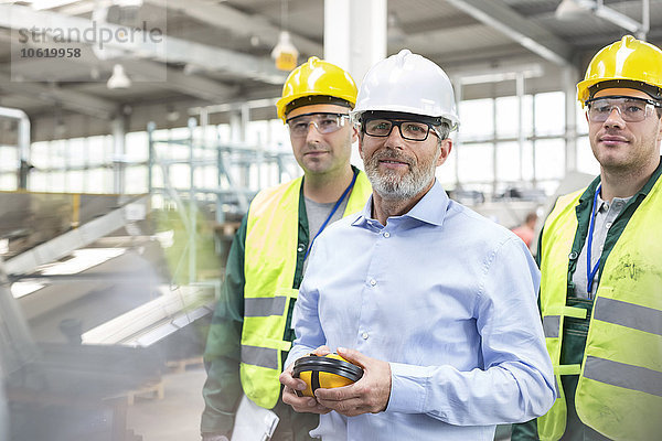 Porträt eines selbstbewussten Ingenieurs und Arbeiters in der Arbeitsschutzbekleidung