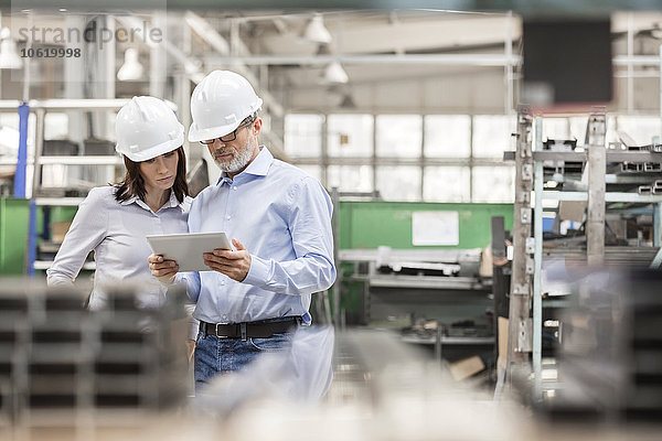 Ingenieure mit digitalem Tablett in der Stahlfabrik
