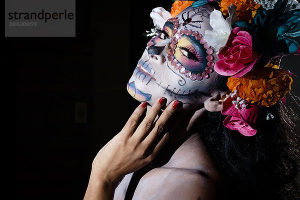 Frau verkleidet als La Calavera Catrina  traditionelle mexikanische weibliche Skelettfigur  die den Tod symbolisiert.