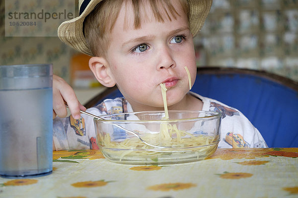 Porträt des kleinen Jungen beim Spaghettiessen