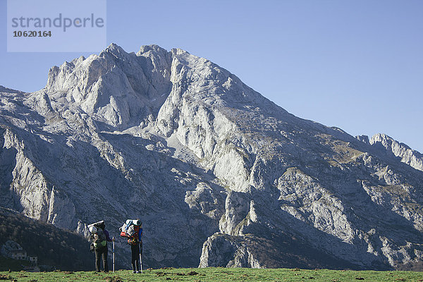 Spanien  Picos de Europa  zwei Wanderer mit Berglandschaft im Hintergrund
