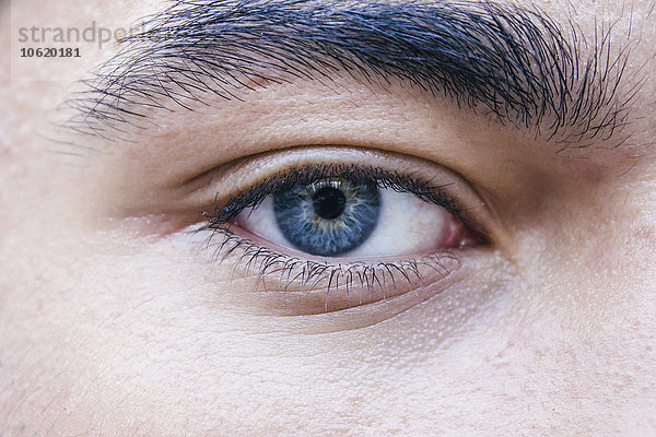 Blaues Auge eines Teenagers