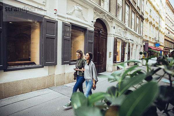 Österreich  Wien  zwei Freundinnen beim Erkunden der Altstadt
