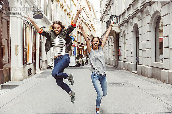 Österreich  Wien  zwei aufgeregte Freundinnen in der Altstadt