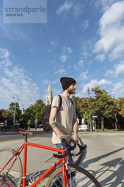 Junger Mann mit Rennrad in Wien