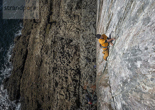 Vereinigtes Königreich  Pembroke  Mother Carey's Kitchen  Rock climbing