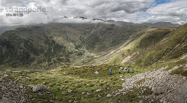 UK  Lake District  Great Langdale  drei Wanderer im Tal bei Pike of Stickle