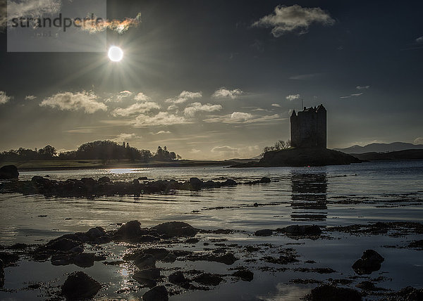 Großbritannien  Schottland  Portnacroish  Loch Linnhe  Castle Stalker gegen die Sonne