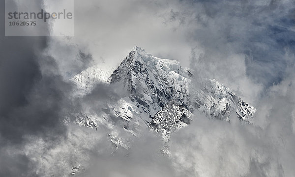 Nepal  Himalaya  Khumbu  Berge in Wolken