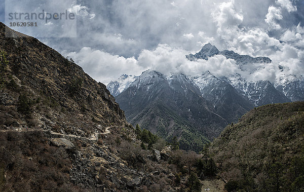Nepal  Himalaya  Khumbu  Wanderweg und Berge in den Wolken