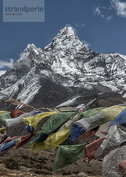 Nepal  Himalaya  Khumbu  Pangboche  Ama Dablam und Gebetsfahnen