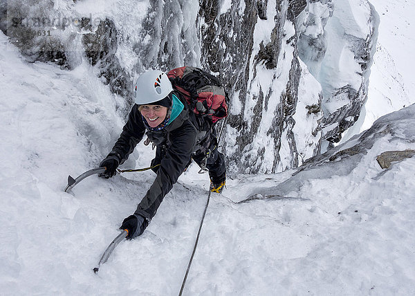 UK  Schottland  Glencoe  Ben Udlaih  Frau Eisklettern