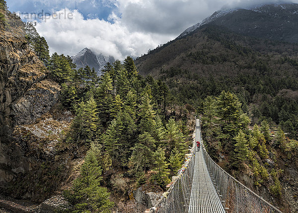 Nepal  Himalaya  Khumbu  Everest-Region  Tengboche  Hängebrückenwanderer