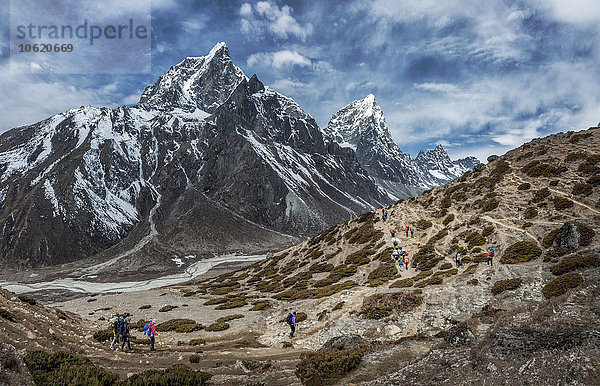 Nepal  Himalaya  Khumbu  Everest Region  Taboche  Bergsteiger überqueren Berge