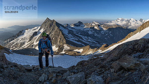 Schweiz  Wallis  Saas-Grund  Pennine Alps  Weissmeis  Bergsteigerin