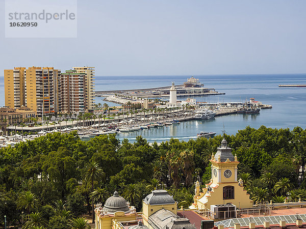 Spanien  Malaga  Rathaus el Ayountamiento  Hafen und Meer von Alcazaba aus gesehen