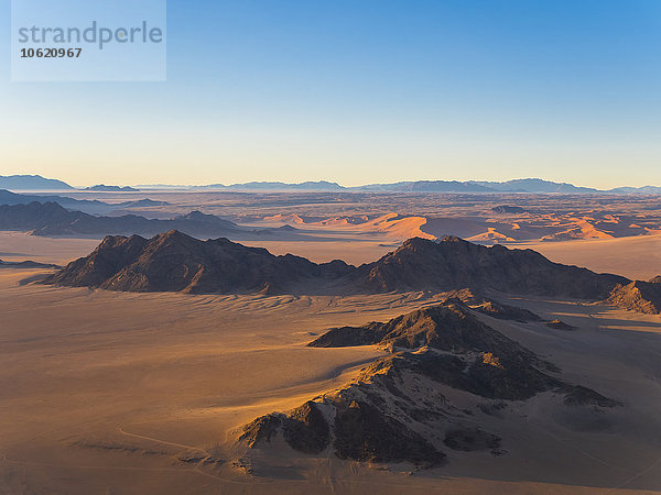 Afrika  Namibia  Hardap  Hammerstein  Kulala Wilderness Reserve  Tsarisgebirge  Sossusvlei Region  Namib Wüste bei Sonnenuntergang