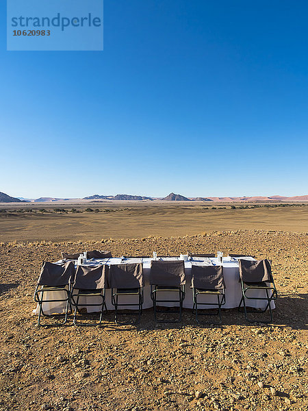 Namibia  Hardap  gedeckter Tisch in der Wüste