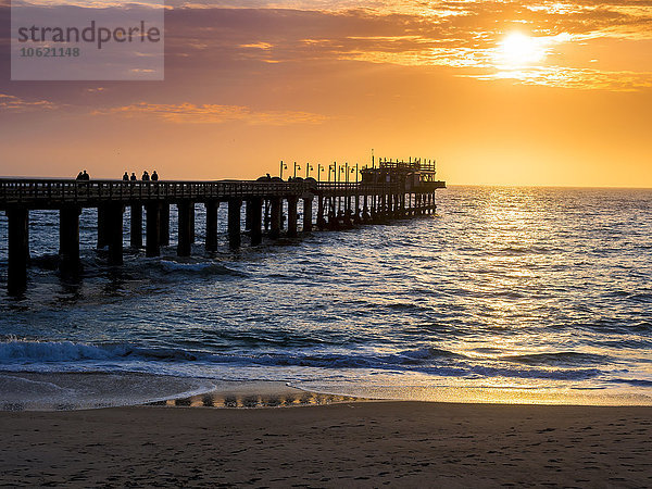 Namibia  Namib Wüste  Swakopmund  Blick auf Steg und Atlantik bei Sonnenuntergang