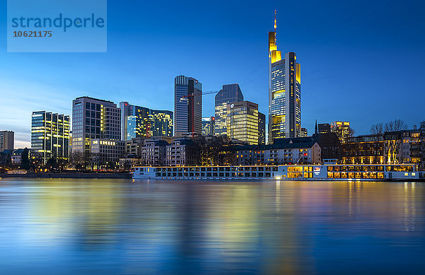 Deutschland  Hessen  Frankfurt  Blick vom Schaumainkai  Skyline mit Bankgebäuden am Abend