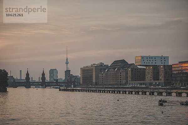 Deutschland  Berlin  Stadtbild mit Fernsehturm und Oberbaumbrücke an der Spree