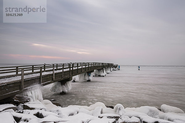 Deutschland  Mecklenburg-Vorpommern  Rügen  Sellin  Blick auf Pier im Winter