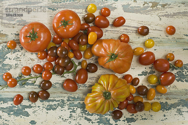 Verschiedene Tomaten auf Holz