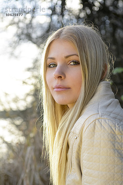 Porträt einer blonden jungen Frau in der Natur