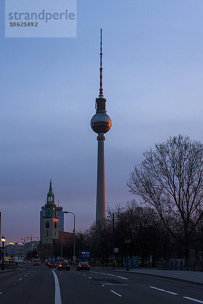 Deutschland  Berlin  Marienkirche und Fernsehturm in der Dämmerung
