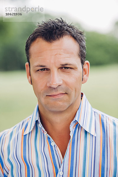 Porträt eines Mannes mit gestreiftem Hemd