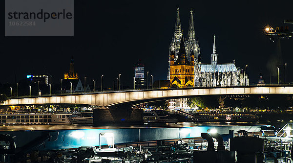 Deutschland  Köln  Blick auf den Kölner Dom mit Gross Sankt Martin und Deutzer Brücke bei Nacht