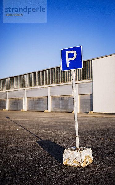 Parkschild auf alter Piste