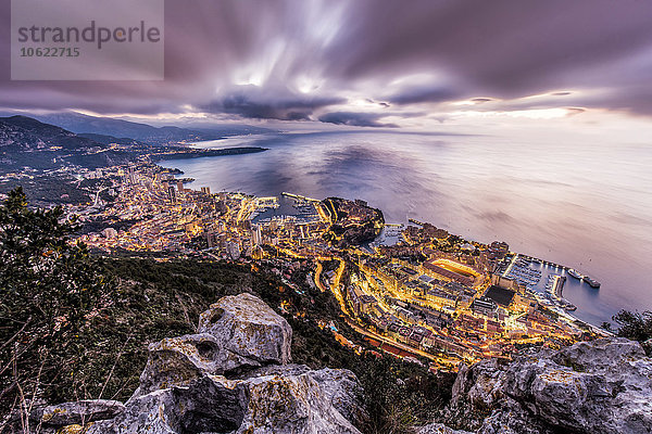 Monaco  Blick auf Monte Carlo  dramatischer Abendhimmel