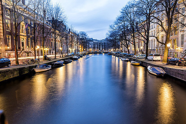 Niederlande  Holland  Amsterdam  Kanal am Abend