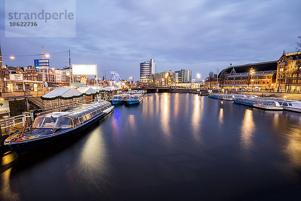 Niederlande  Holland  Amsterdam  Kanal am Abend