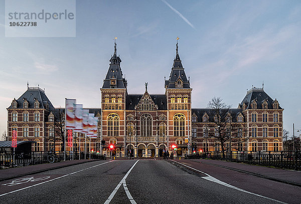 Niederlande  Amsterdam  Rijksmuseum am Abend