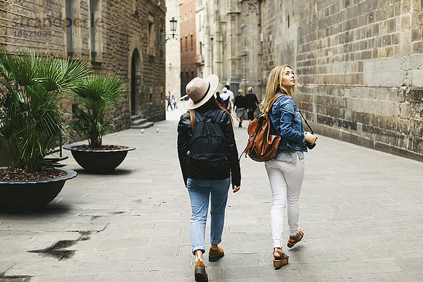 Spanien  Barcelona  zwei junge Frauen zu Fuß in der Stadt