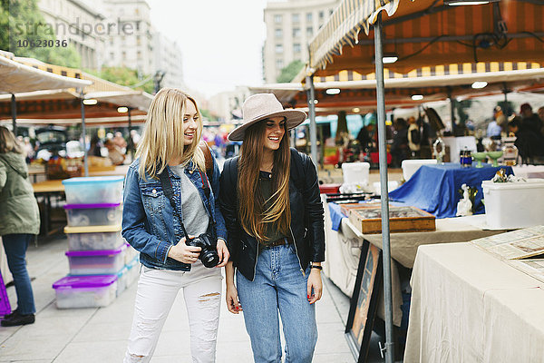 Spanien  Barcelona  zwei junge Frauen auf dem Flohmarkt