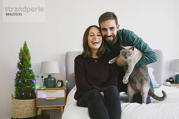 Porträt des Paares und seiner Katze zu Hause