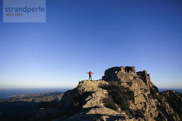 Spanien  Katalonien  Girona  Wanderin auf dem Berggipfel  die die Natur genießt.