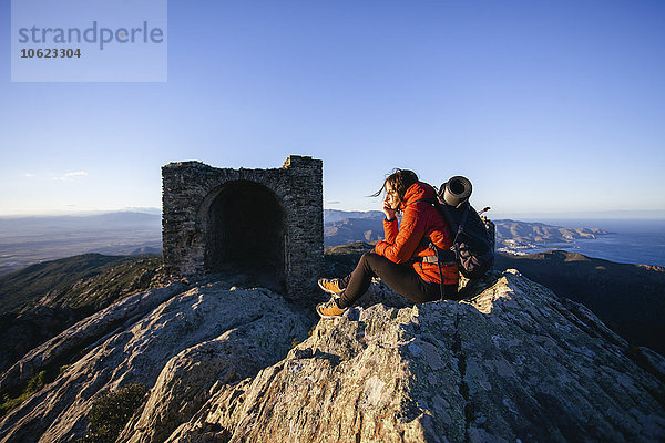 Spanien  Katalonien  Girona  Bergwanderin mit Blick auf die Bergspitze