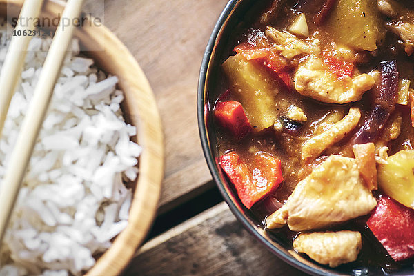 Schalen mit chinesischem Hühnerfleisch und Reis