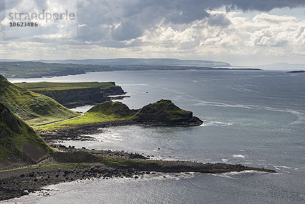 UK  Nordirland  County Antrim  Küstenlandschaft mit Giant's Causeway