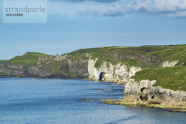 Vereinigtes Königreich  Nordirland  County Antrim  Blick auf die Kreideküste und Dunluce Castle