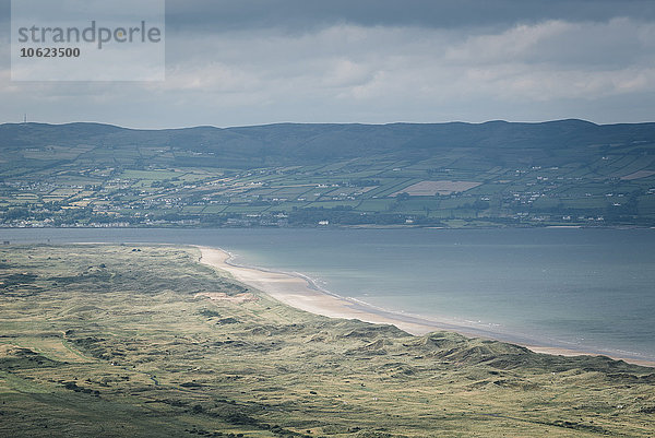 Nordirland  Grafschaft Derry  Blick auf den Strand von Benone zur Halbinsel Inishowen