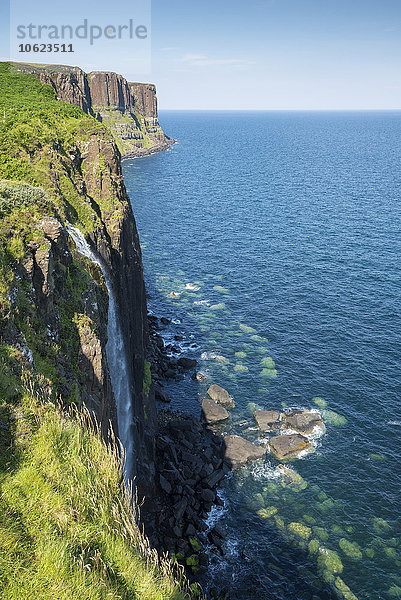 Schottland  Isle of Skye  Klippe Kilt Rock und Mealt Wasserfall