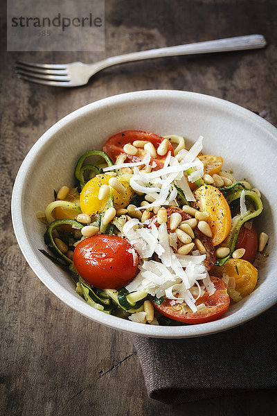 Zucchini  Gemüse-Nudeln  Tomaten und Parmesan in der Schüssel